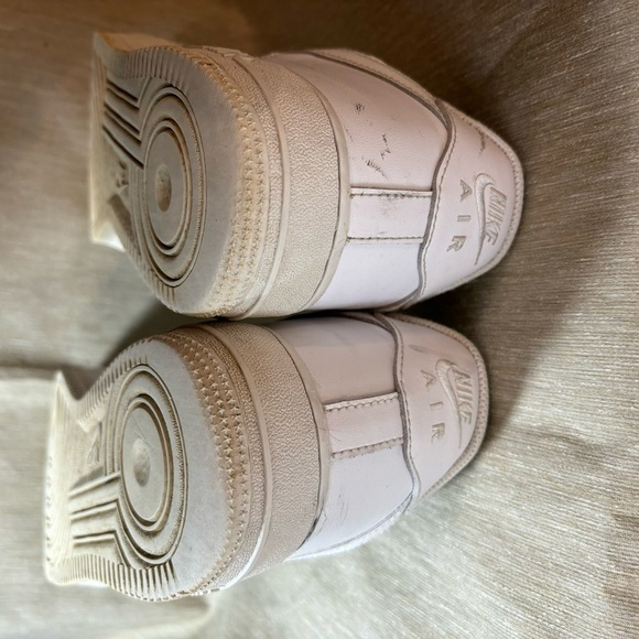 NIKE Sz 10.5 Air Force 1 Leather Low Top Lace Up Rubber Sole Basketball Sneakers - Picture 10 of 12